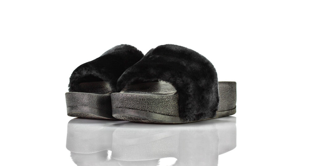 Badeschuhe Plateau Schwarz Flauschi