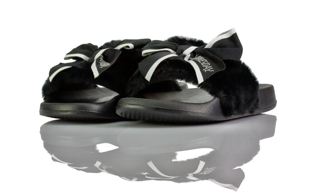 Badeschuhe Schwarz Fell Schleife Wednesday